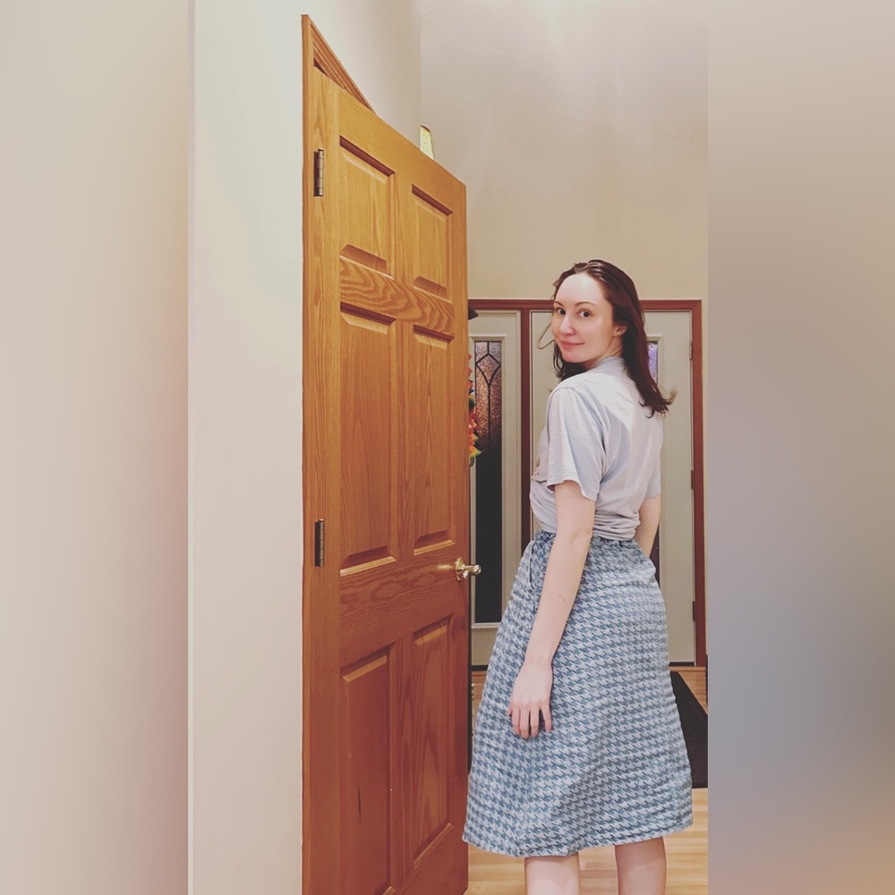 High waisted XS skirt with nice pockets.